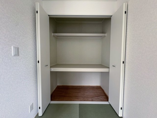 クレイドルガーデン糸満市大度 第1・５号棟の収納|生活に和の趣をもたらす畳の部屋４帖に設置された押し入れ収納
