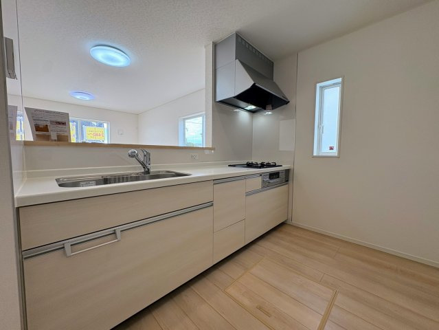 クレイドルガーデン糸満市大度 第1・５号棟のキッチン|会話の弾む対面式のシステムキッチン・換気窓＆床下収納付き