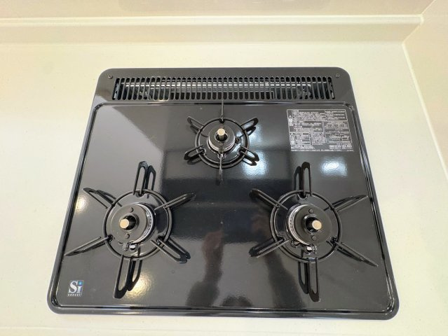 クレイドルガーデン糸満市大度 第1・５号棟のキッチン|ガスコンロ３口