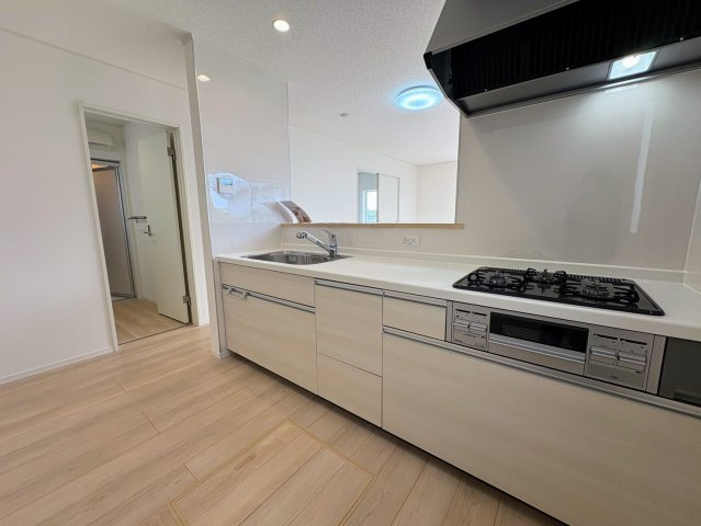 クレイドルガーデン糸満市大度 第1・５号棟のキッチン|奥行があり家事がしやすい対面式のシステムキッチン