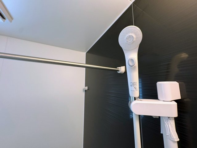 クレイドルガーデン糸満市大度 第1・５号棟の浴室|物干し竿／シャワーヘッド