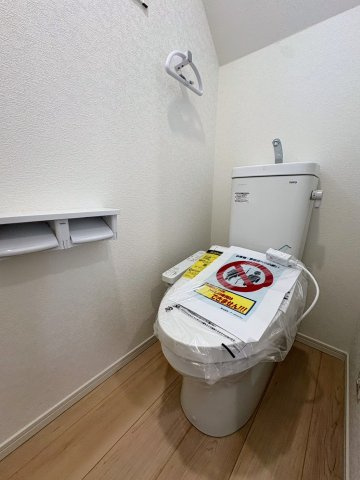 クレイドルガーデン糸満市大度 第1・５号棟のトイレ|１階トイレ・換気窓＆温水洗浄便座付き