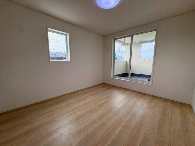 クレイドルガーデン糸満市大度 第1・５号棟の洋室|二面採光の２階主寝室７帖・バルコニー出入口付き