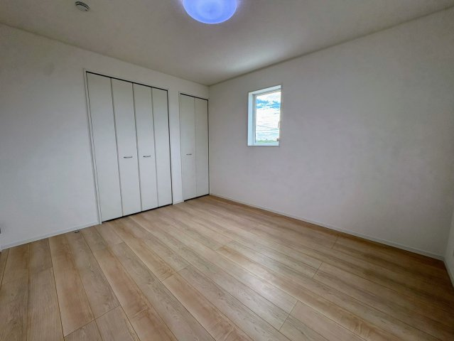 クレイドルガーデン糸満市大度 第1・５号棟の洋室|二面採光の２階主寝室７帖・ダブルクローゼット収納付き