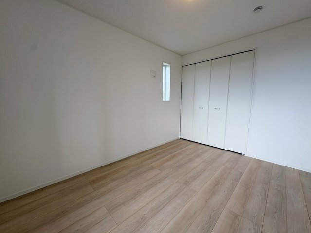 クレイドルガーデン糸満市大度 第1・５号棟の洋室|二面採光の２階洋室６帖・クローゼット収納付き