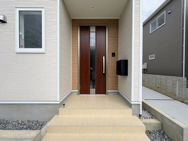 クレイドルガーデン糸満市大度 第1・５号棟の玄関|屋根付きで置き配スペースも確保できる玄関ポーチ／人感センサー付き玄関灯・TVモニター付きインターフォン・防犯カメラ