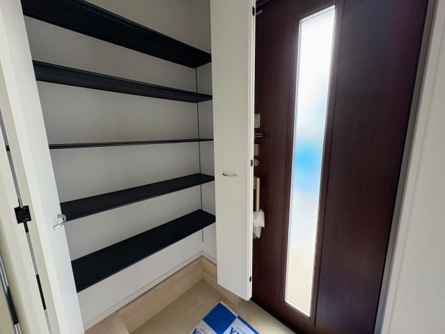 クレイドルガーデン糸満市大度 第1・５号棟の玄関|可動式棚付きで収納力抜群のシューズクローゼット