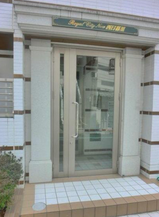 ロイヤルシティ西日暮里のエントランス
