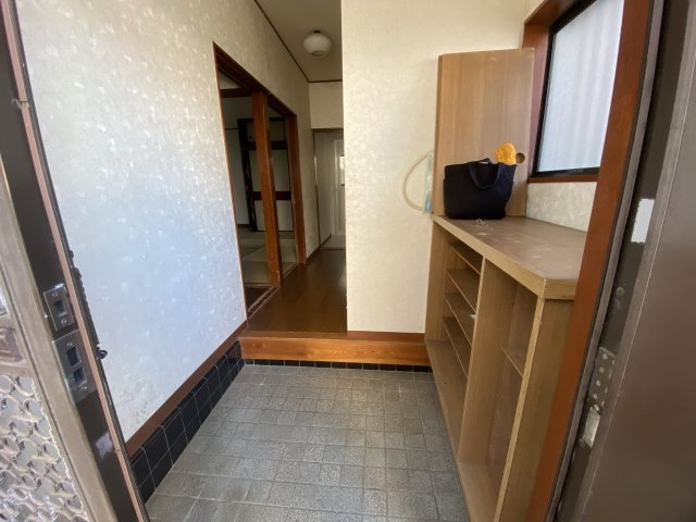 入間市東町５丁目中古戸建【リノベ済】の玄関|玄関には収納力に優れたシューズボックスがございますので、ご家族みんなの靴が十分入ります！
