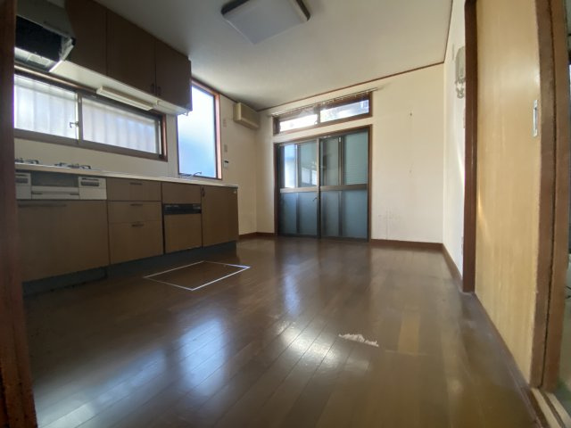 入間市東町５丁目中古戸建【リノベ済】の居間・リビング|ゆったりスペースのＤＫ7.5帖♪食器棚など置いてもゆとりがあります。