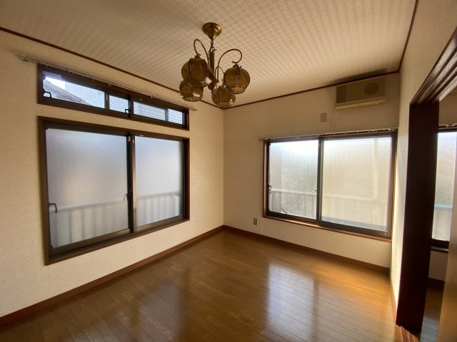 入間市東町５丁目中古住宅のその他|すっきりとしたつくりで、どんなインテリアにも馴染む洋室。収納とのバランスもよく、日常生活が自然と整う使い勝手の良い一部屋です。
