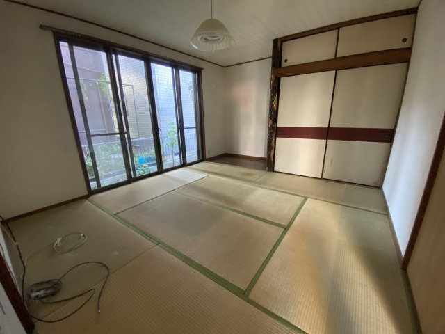 入間市東町５丁目中古戸建【リノベ済】の和室|心がホッと落ち着く和室をご用意しました！床が柔らかいので小さいお子様のプレイルームや、ご両親が泊まりに来た時の客間としてなど、様々な用途で使える万能なお部屋です☆
