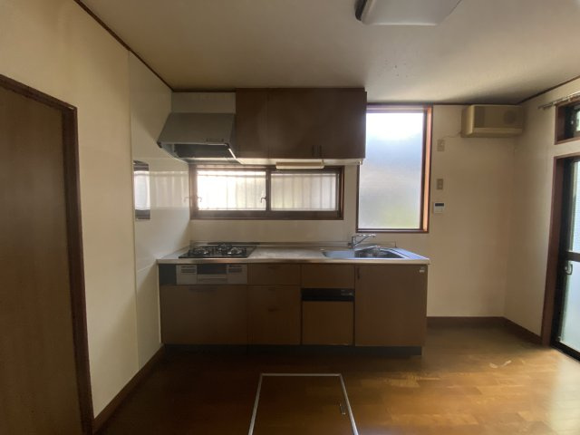 入間市東町５丁目中古戸建【リノベ済】のキッチン|３口コンロ付！火力が目で分かり微調整がしやすいです！また、同時に調理ができるため効率よく調理が可能でお料理の品も増えそうですね！

