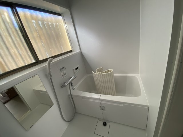入間市東町５丁目中古戸建【リノベ済】の浴室|お一人でゆっくり過ごすのも良し。お子様と一緒に楽しみながら入るのも良し、至福のバスタイムで日頃の疲れを癒してください。
