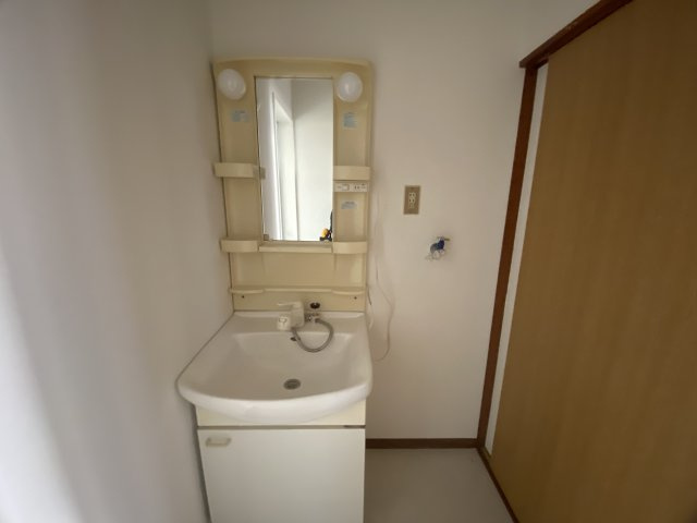 入間市東町５丁目中古戸建【リノベ済】の独立洗面台|清潔感のある明るい雰囲気の洗面室です。ゆとりある洗面スペースで朝の身支度もスムーズに。
