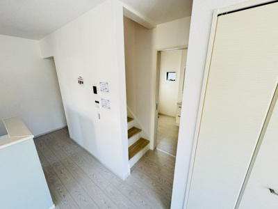 【居間・リビング】 | 市川市若宮２丁目新築戸建【若宮小学校：8分】 | 家族の顔が見えるリビングイン階段