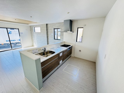 【キッチン】 | 市川市若宮２丁目新築戸建【若宮小学校：8分】 | お手入れしやすいレンジフード・シンクの水栓には浄水器がついてます！