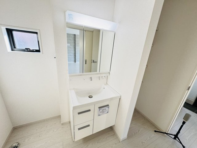 【独立洗面台】 | 市川市若宮２丁目新築戸建【若宮小学校：8分】 | シャワーヘッド付き三面鏡洗面化粧台