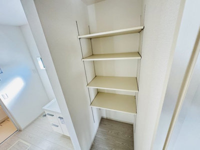 【脱衣所】 | 市川市若宮２丁目新築戸建【若宮小学校：8分】 | 脱衣所収納スペース・可動棚