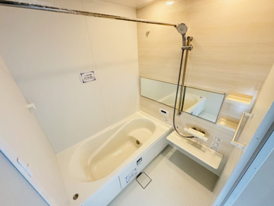 【浴室】 | 市川市若宮２丁目新築戸建【若宮小学校：8分】 | 手元で水流切り替えシャワーヘッド・足を伸ばせる広々浴槽で毎日リラックス♪雨の日も安心の浴室乾燥機つき