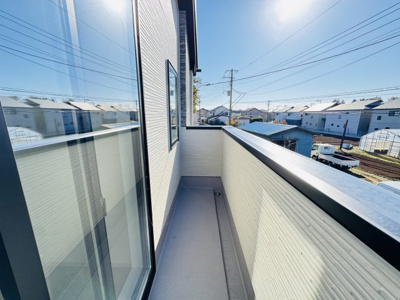 【バルコニー】 | 市川市若宮２丁目新築戸建【若宮小学校：8分】 | 寝室前南向きバルコニー・日当たり良好♪