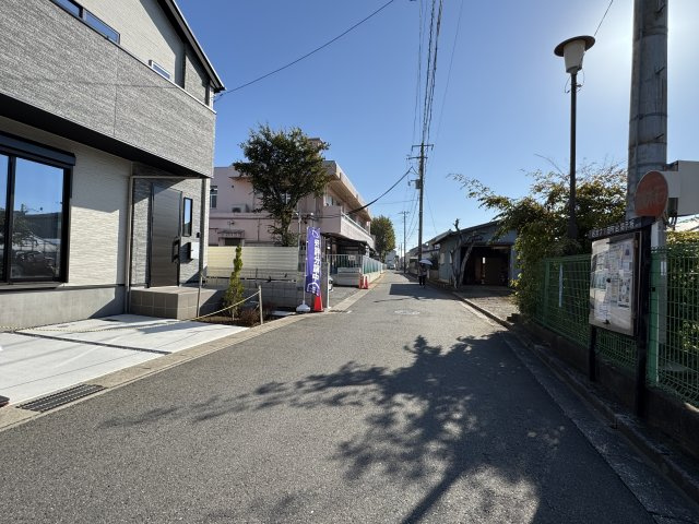 市川市若宮２丁目新築戸建【若宮小学校：8分】の前面道路含む現地写真|南側前面道路・幅員約5ｍ