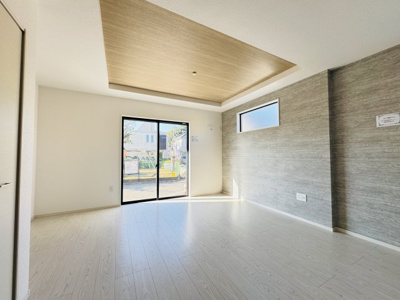 【居間・リビング】 | 市川市若宮２丁目新築戸建【若宮小学校：8分】 | 16.7帖リビングダイニングキッチン・折り上げ天井