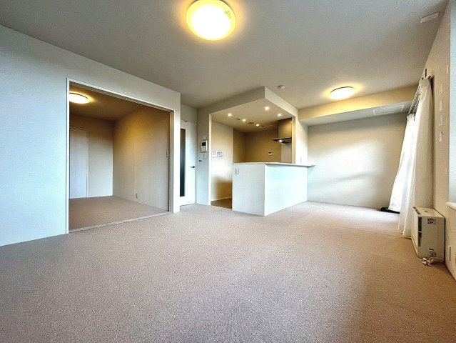 ディアハイム山鼻南の居間・リビング|リビング別角度！キッチン・給湯・暖房は都市ガスで経済的！