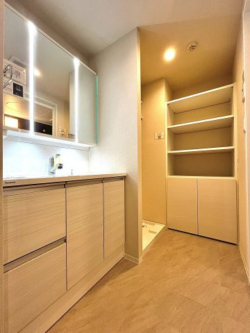 ディアハイム山鼻南の洗面所|洗面化粧台＋ランドリースペース！タオル類や日用品のストックなども収納できる便利な棚付き！