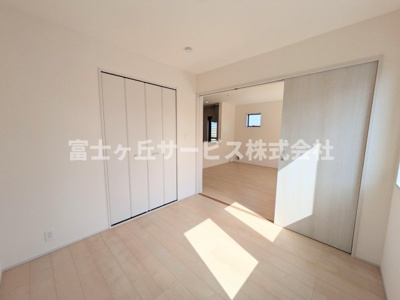 【洋室】 | 磐田市中野 2期 新築一戸建て | リビング横の洋室です