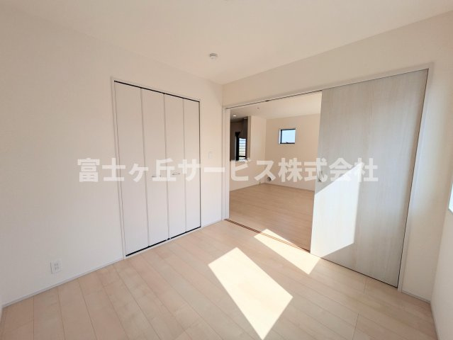 【洋室】 | 磐田市中野 2期 新築一戸建て | リビング横の洋室です