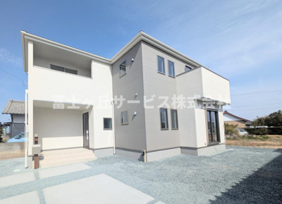 【外観】 | 磐田市中野 2期 新築一戸建て | 現在建築中の外観画像です。ご内覧は同じメーカーの完成物件へご案内いたしますので、いつでもご相談ください！