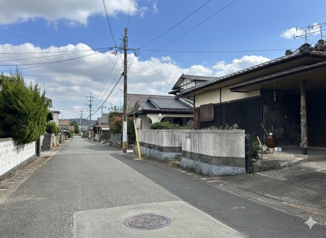 【前面道路含む現地写真】 | 三池売地 | 前面道路は幅員約6mあり離合も問題ありません。