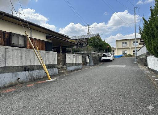 【前面道路含む現地写真】 | 三池売地 | 東側道路のため、陽当たりも良好です。