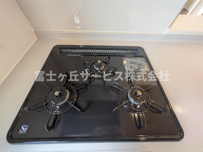 【その他】 | 磐田市豊浜中野 4期 新築一戸建て 2号棟 | 3口コンロがあります