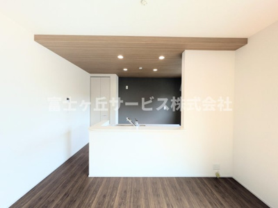 【キッチン】 | 磐田市豊浜中野 4期 新築一戸建て 2号棟 | 前から見たキッチンです