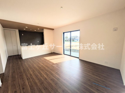 【居間・リビング】 | 磐田市豊浜中野 4期 新築一戸建て 2号棟 | リビングダイニングです