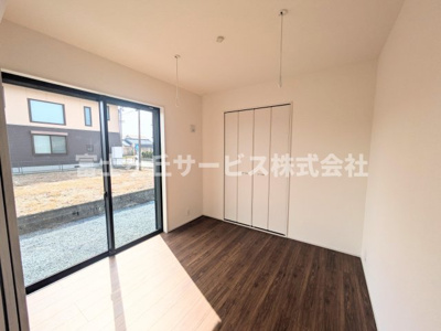 【洋室】 | 磐田市豊浜中野 4期 新築一戸建て 2号棟 | リビング横の洋室です