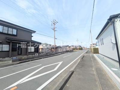 【前面道路含む現地写真】 | 磐田市豊浜中野 4期 新築一戸建て 2号棟 | 前面道路です