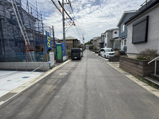 松戸市八ケ崎緑町新築戸建（八ケ崎緑町３期）の前面道路含む現地写真|西側前面道路・幅員約5.8ｍ