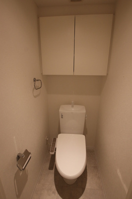 収納のあるトイレです♪