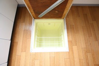 キッチン前の床下収納