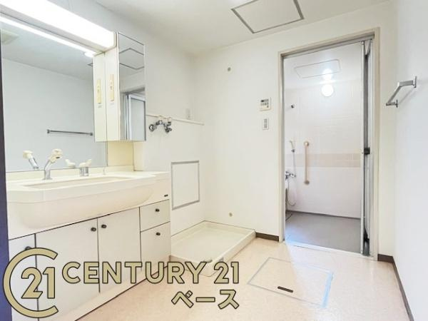 真美ケ丘中央一番街　11号棟の独立洗面台|■現地撮影写真■清潔感のある広々とした洗面スペースです！