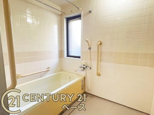 真美ケ丘中央一番街　11号棟の浴室|ゆったりしたサイズの浴室！足を伸ばしての入浴は疲れも癒してくれます！