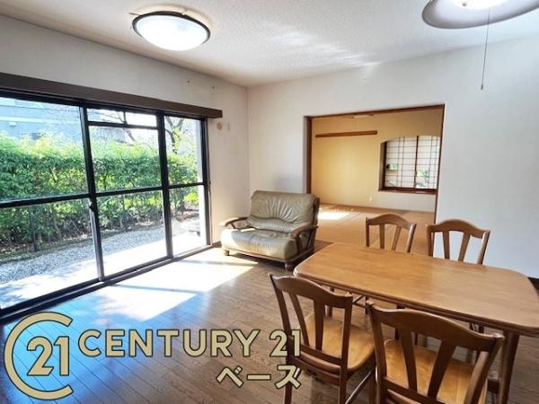 真美ケ丘中央一番街　11号棟の居間・リビング|■現地撮影写真■隣接する和室と行き来ができる家族団欒も快適なリビングです！