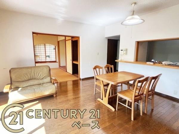 真美ケ丘中央一番街　11号棟の居間・リビング|■現地撮影写真■ご家族でくつろいでいただける広々したリビング！小窓やアクセントクロスがおしゃれな空間を演出します！