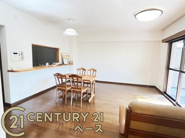 真美ケ丘中央一番街　11号棟の居間・リビング|■現地撮影写真■ご家族でくつろいでいただける広々した約１６．９帖のＬＤＫ！