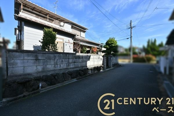 北葛城郡上牧町松里園３丁目　一戸建の前面道路含む現地写真