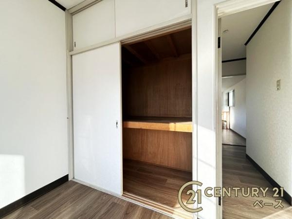 生駒市緑ケ丘　一戸建の収納|■現地撮影写真■冬物のコートや季節のものなどたくさんしまえる広さ！