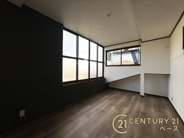 生駒市緑ケ丘　一戸建の洋室|■現地撮影写真■広々とした主寝室は約６.７帖！